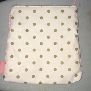 Small makeup bag.